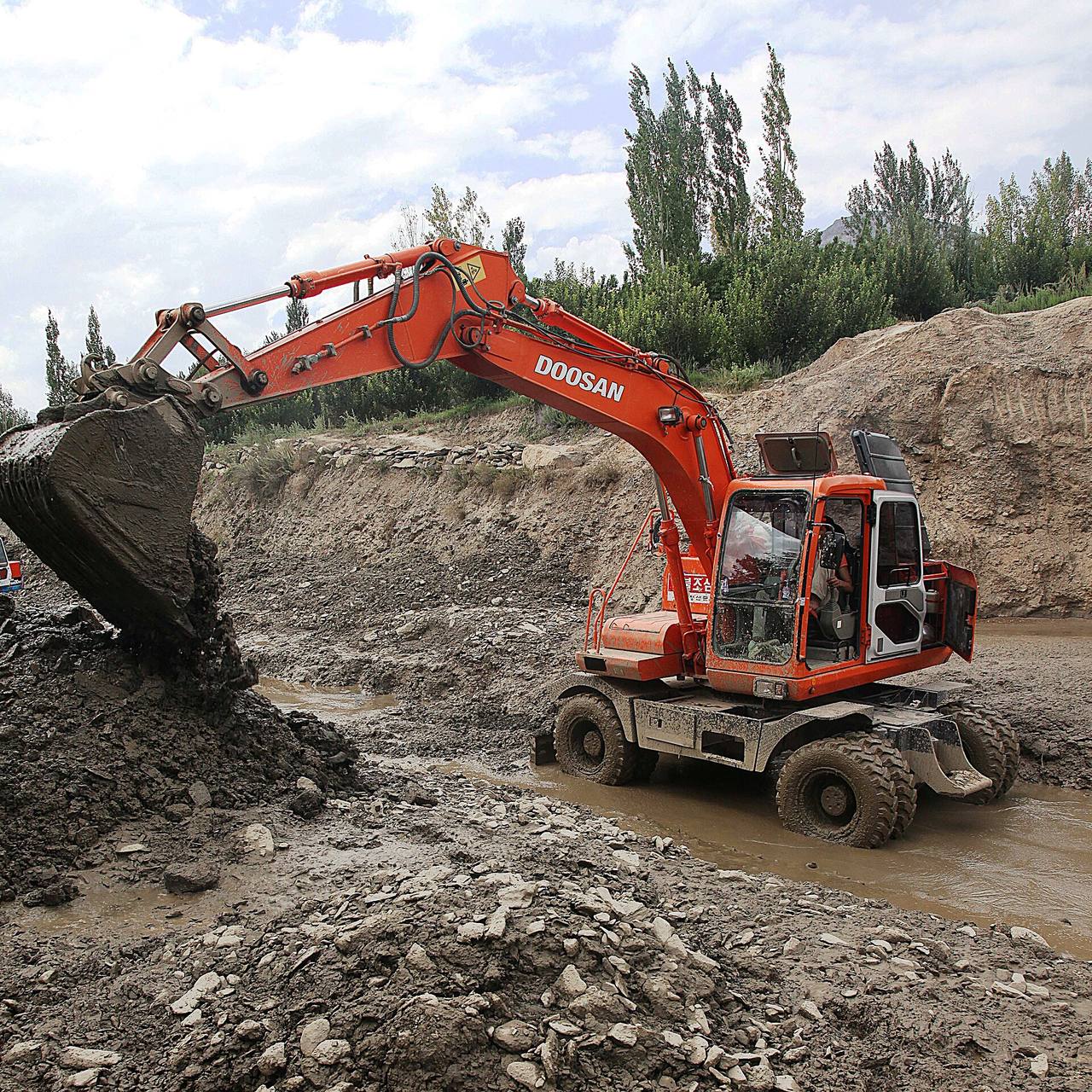 Heavy excavator at work