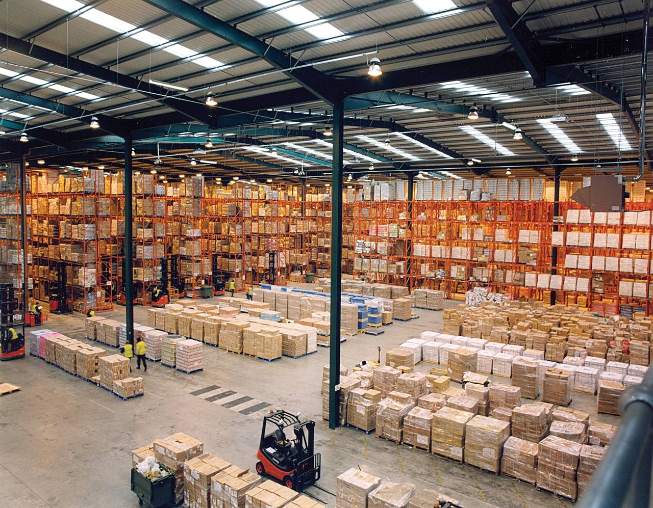 Distribution warehouse with pallet racking